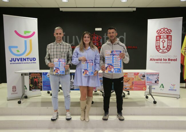 Mes Juventud 2024 Rocío, Castillo y Jorge de pie