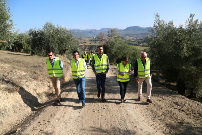 Marino, Soledad Aranda y Paco Toro obras camino de Los Cierzos
