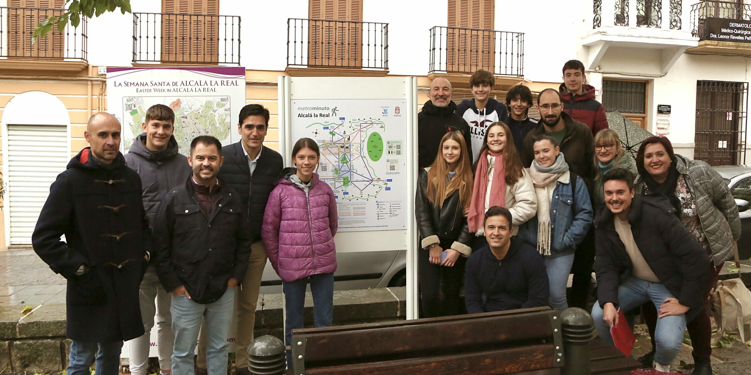 Metrominuto, Marino y Jesús con alumnos y cartel foto de grupo