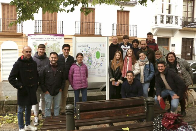 Metrominuto, Marino y Jesús con alumnos y cartel foto de grupo