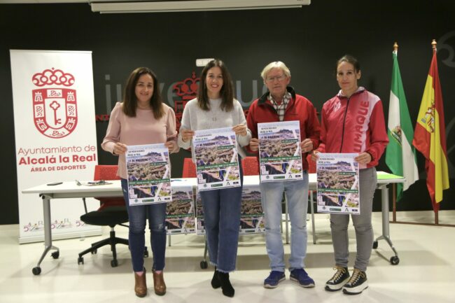 Belén y Zumaque presentando el VI Encuentro Interprovincial de Senderismo con Eva Hinojosa y cartel