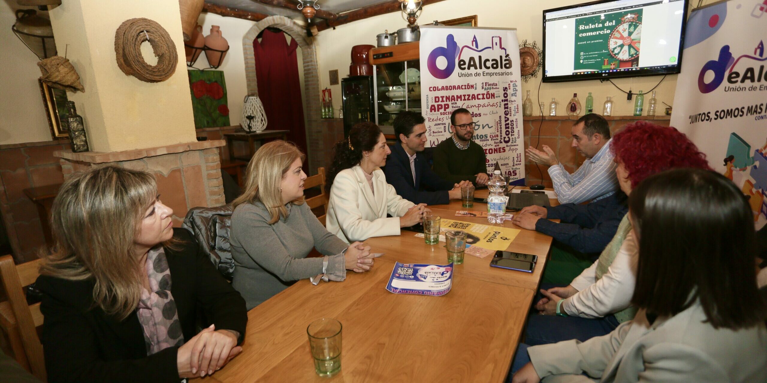 Marino y Ana Mata con comerciantes Dealcalá mesa