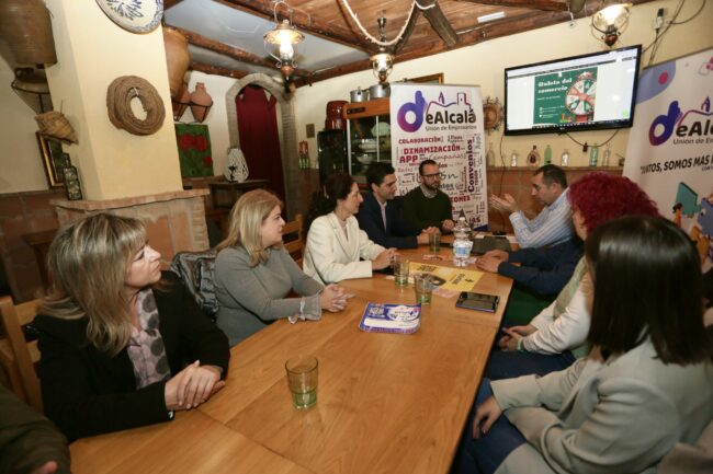 Marino y Ana Mata con comerciantes Dealcalá mesa
