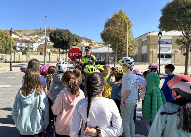 Escolares en educación vial con Vale Muñoz