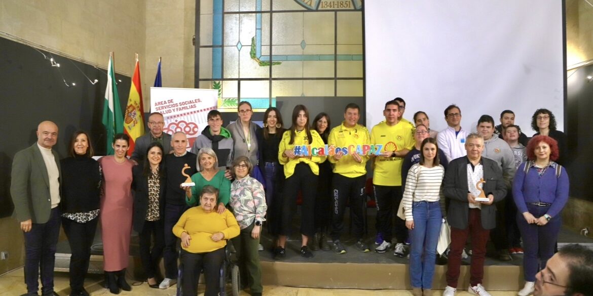 Foto grupo premiados Alcalá es Capaz jornadas Discapacidad