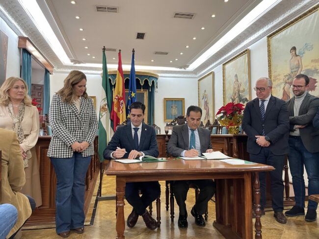 Alcalde y Jose Antonio Nieto consejero de Justicia firmando protocolo nueva sede Juzgados
