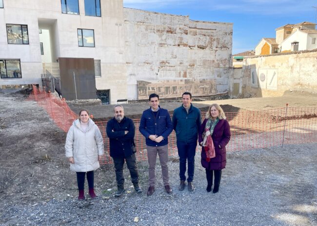 Foto de grupo Marino y Jose Moyano trabajos excavación El Toril con arqueólogo