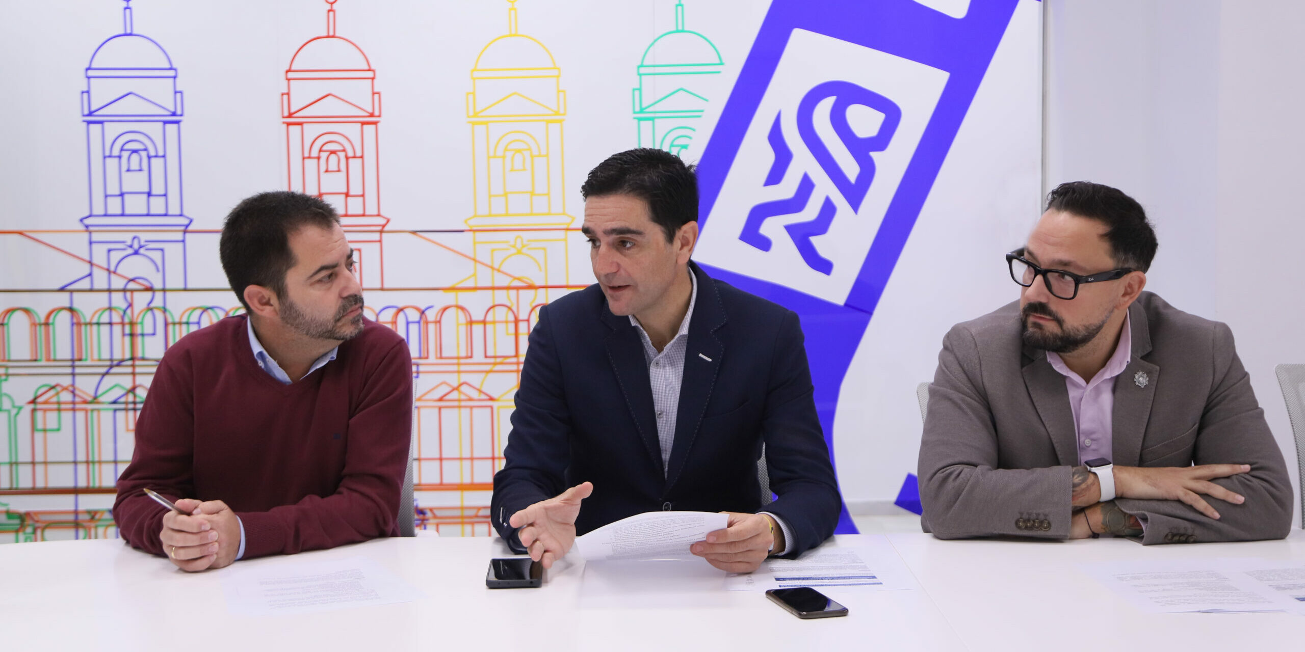 Marino, Jesus y Rafa Contratación sentados