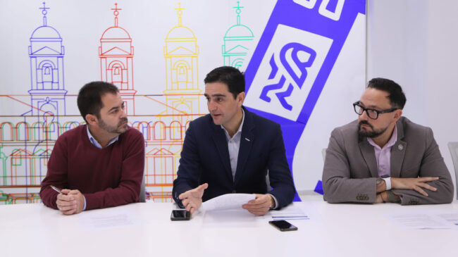 Marino, Jesus y Rafa Contratación sentados