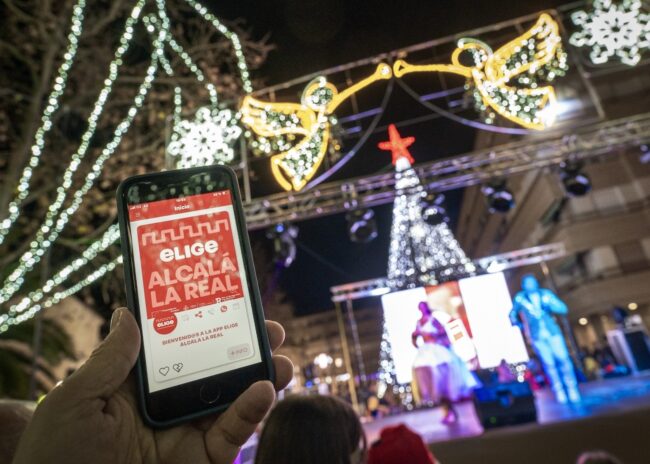 APP Elige Alcalá sobre escenario encendido Navidad Paseo