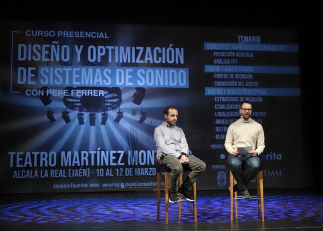 Juanma y Mario Pérez en el teatro presentando el curso Diseño y optimización de sonido