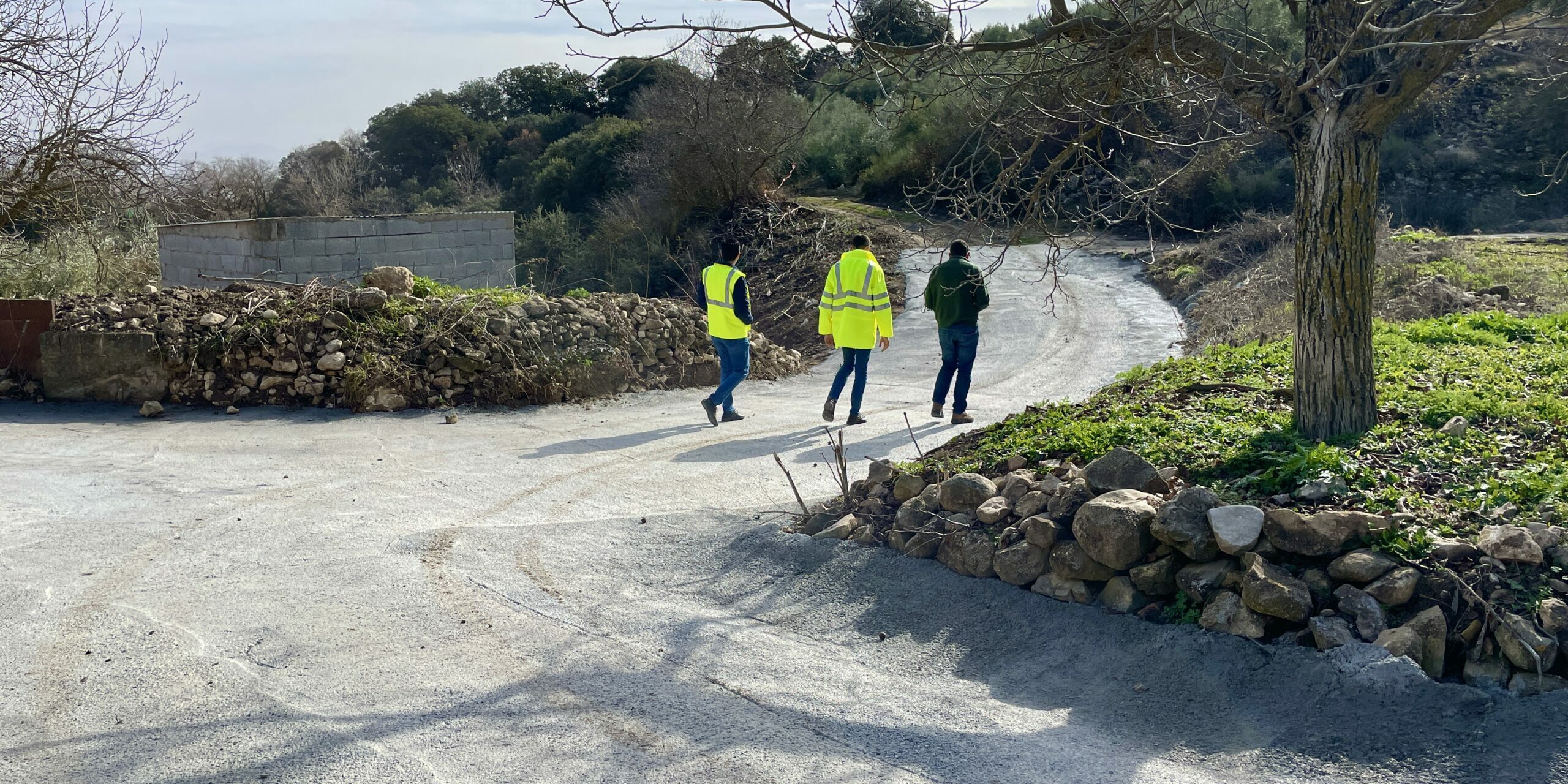 Carlos Bardón Marino y Paco visitando caminos rurales