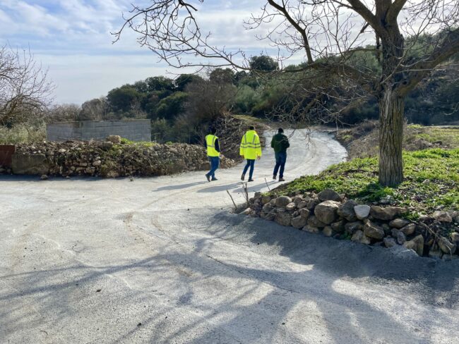 Carlos Bardón Marino y Paco visitando caminos rurales