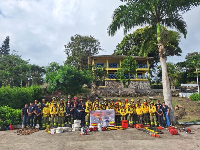 Bombero Enrique La Rosa en Ecuador con grupo BUSF