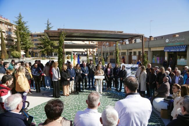 Delegada Salud inauguración plaza Donantes de Sangre con público