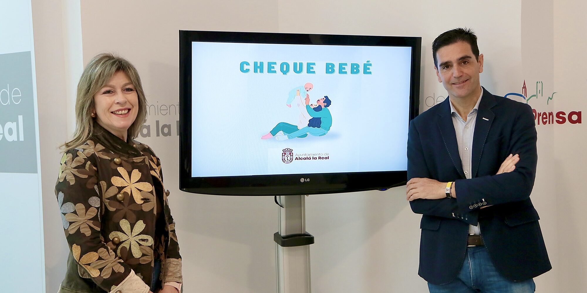 Marino y Loli con cartel Cheque Bebé