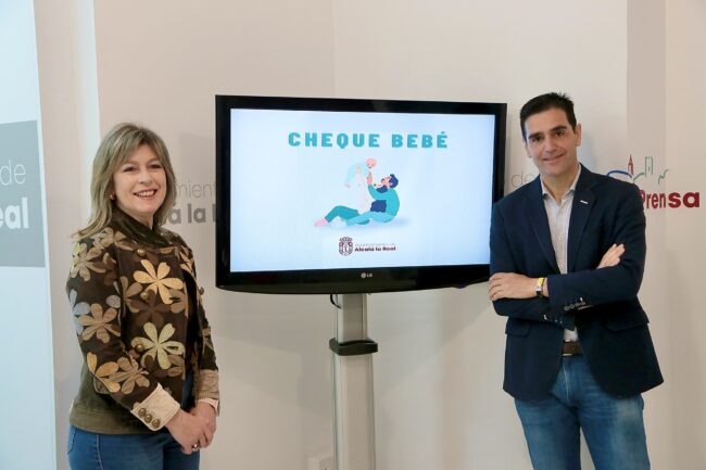 Marino y Loli con cartel Cheque Bebé Marino y Loli con cartel Cheque Bebé