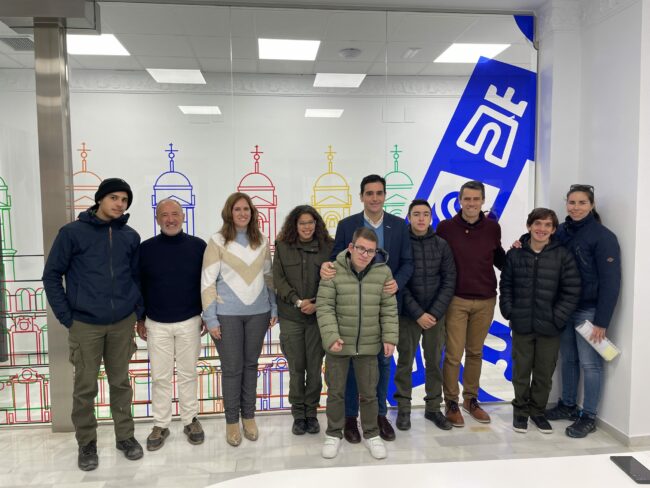 Marino y José Hidalgo firmando convenio Mendoza y Ayuntamiento con alumnado