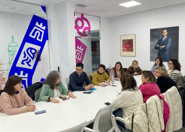 Encuentro COPAO Ayuntamiento con psicólogas Marino, Merce Minares y Macarena Humanes grupo
