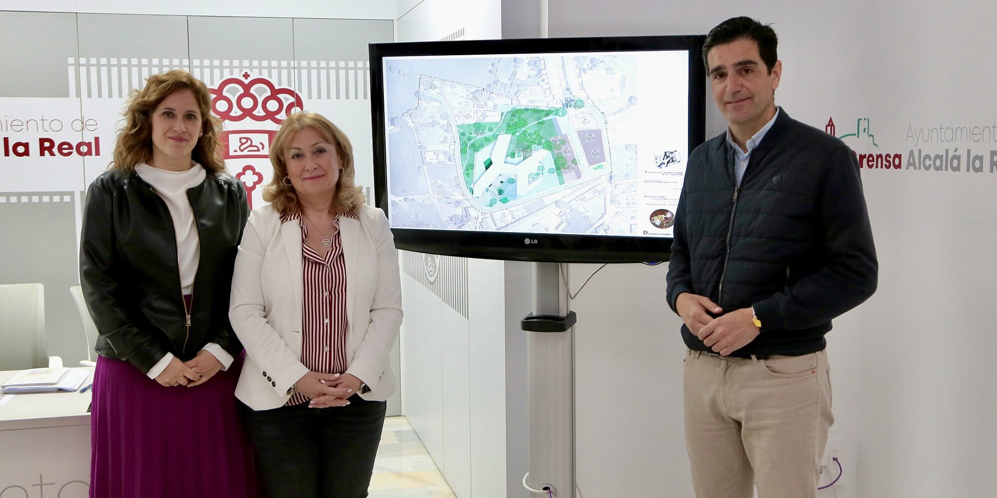 Merce Flores, Marino y Encarni JGL de pie