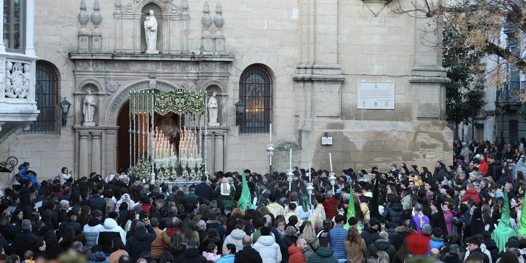 SEMANA SANTA 2025 Esperanza con gente en El Compás