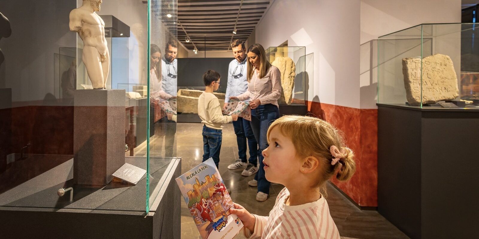 Familia turistas en Museo Palacio Abacial