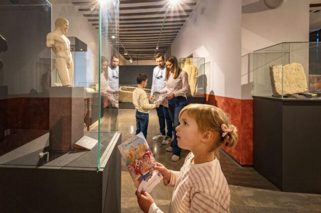 Familia turistas en Museo Palacio Abacial