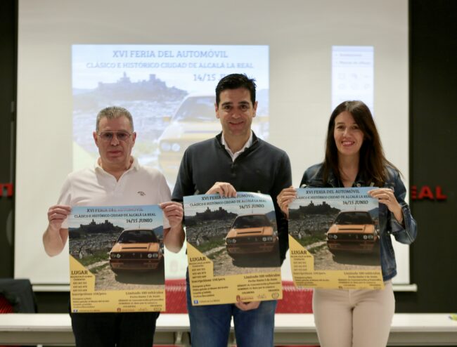 Belén, Marino y José Villén con cartel Feria Coches Clásicos 2025