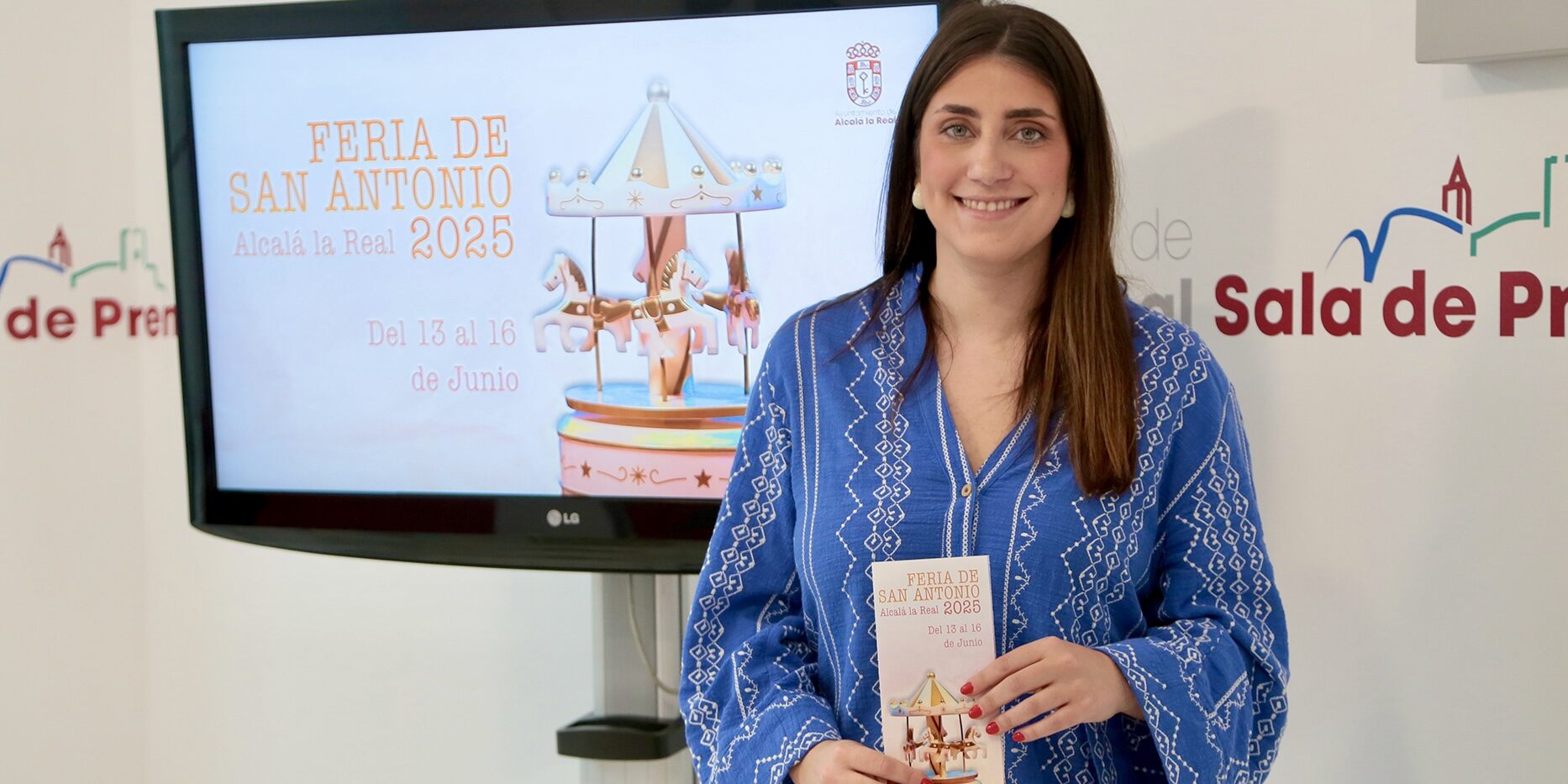 Rocío con cartel feria San Antonio 2025