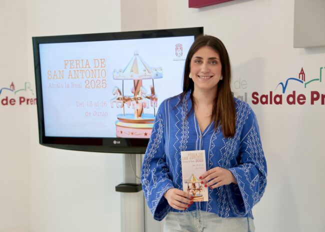 Rocío con cartel feria San Antonio 2025