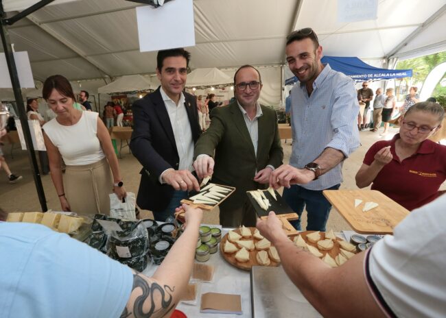 Marino, Paco y delegado Turismo José Ayala en la Muestra de Quesos 2025