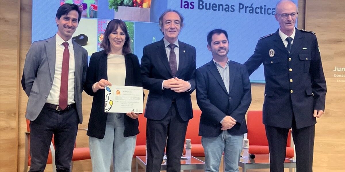 Premio RELAS Merce Linares, Jesus y Vale Muñoz con premio 2025