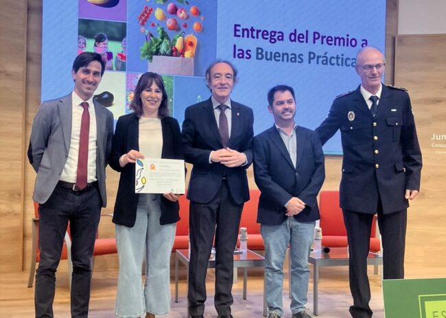 Premio RELAS Merce Linares, Jesus y Vale Muñoz con premio 2025