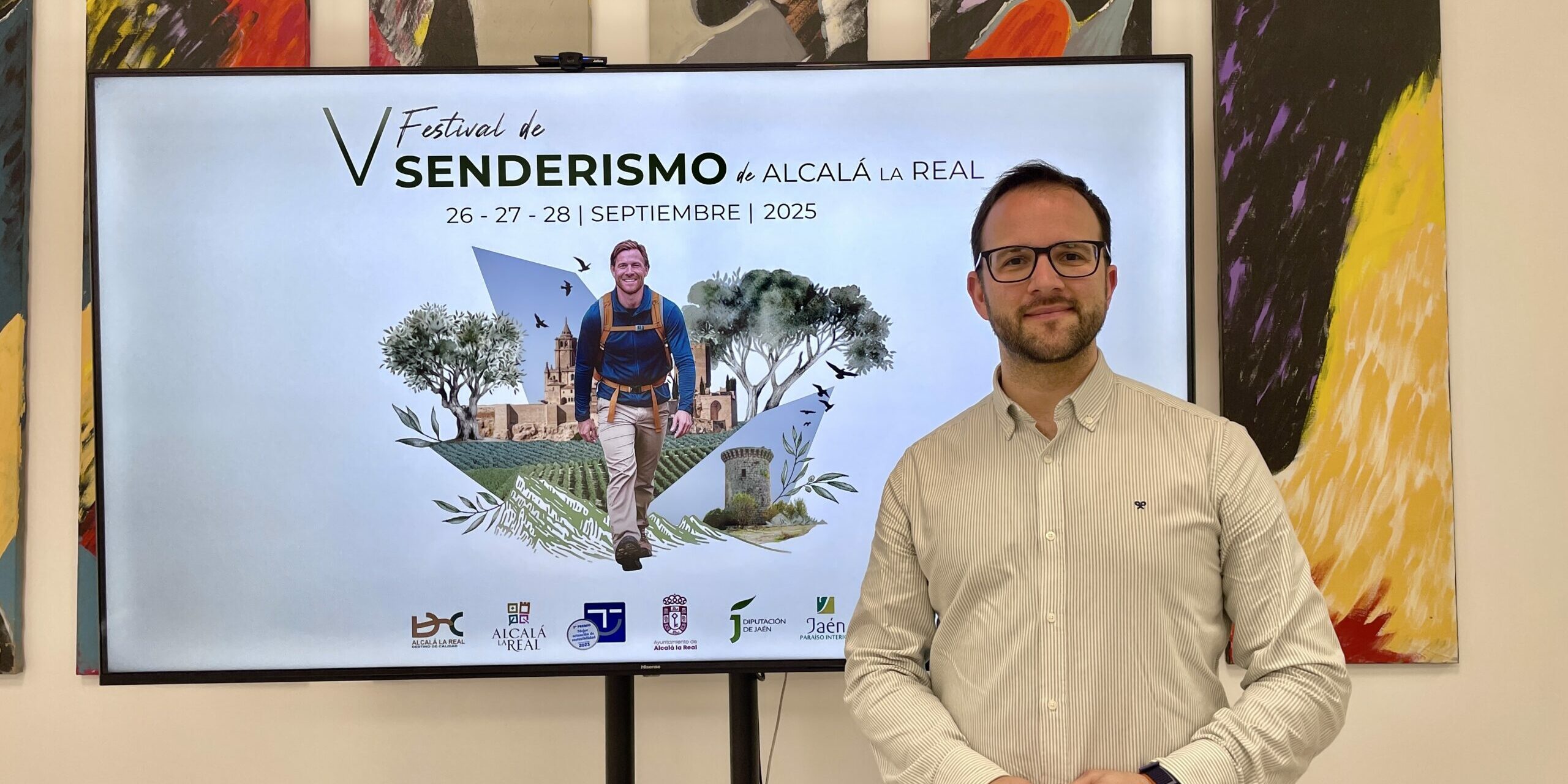 Juanma con cartel Festival Senderismo 2025