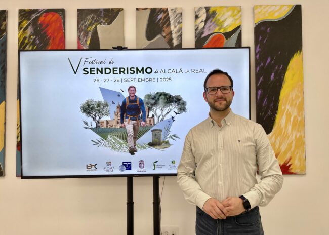 Juanma con cartel Festival Senderismo 2025