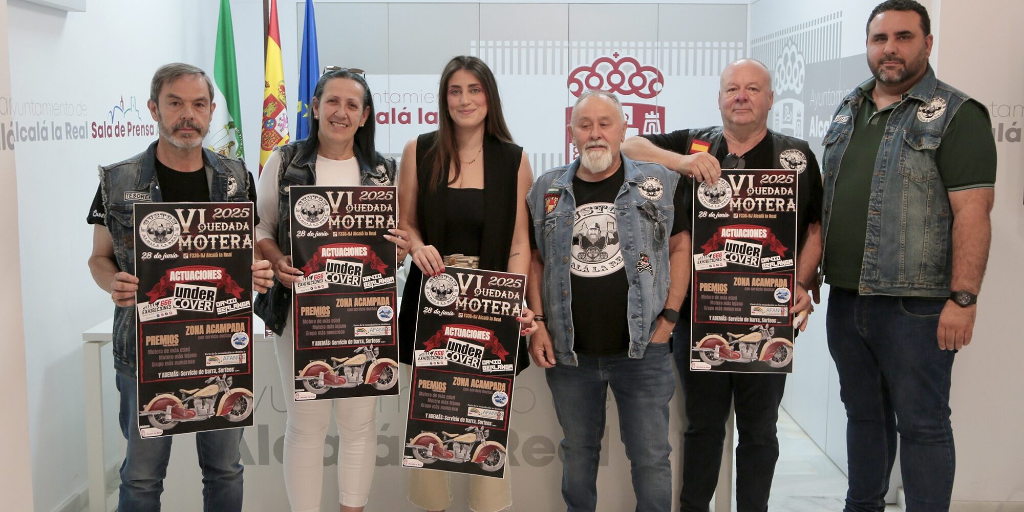 Rocío con Custom Alcalá Quedada Motera 2025 de pie