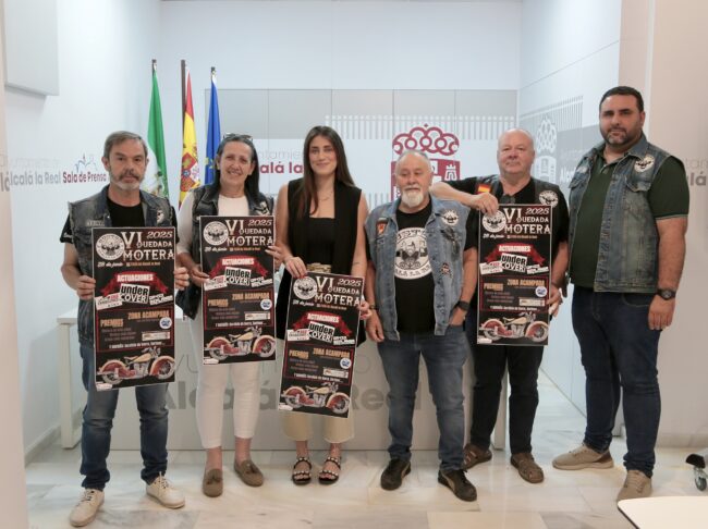 Rocío con Custom Alcalá Quedada Motera 2025 de pie