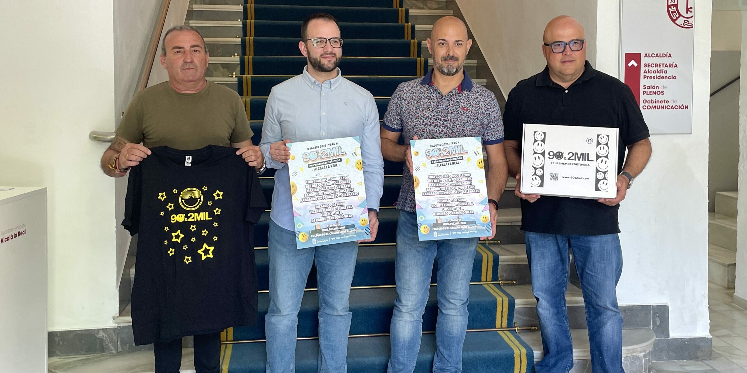 Juanma con promotores festival 90 con cartel