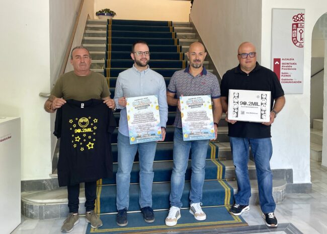 Juanma con promotores festival 90 con cartel