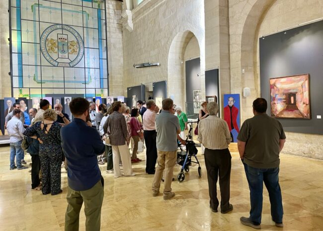 Público exposición Lola Montijano