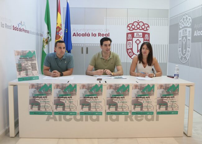 Marino, Belén, Javi Ruiz y Agustín con cartel Rural Fit en mesa