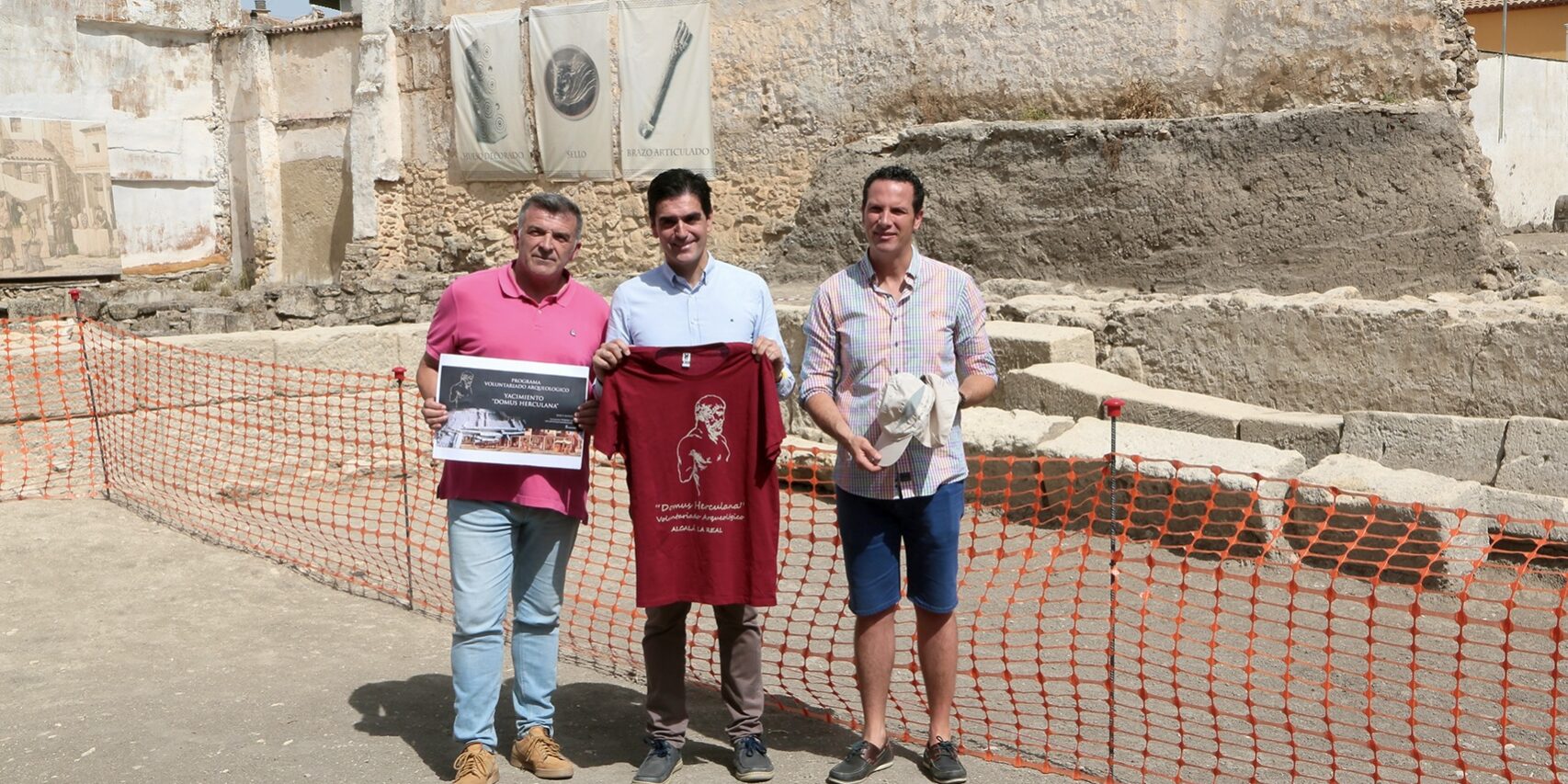 Marino y José campo arqueología Toril con camiseta