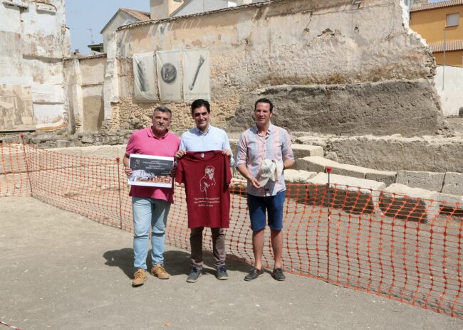 Marino y José campo arqueología Toril con camiseta