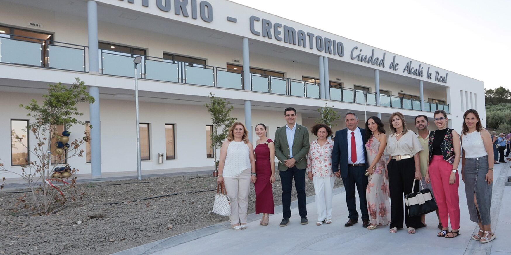 Foto grupo en Fachada tanatorio crematorio