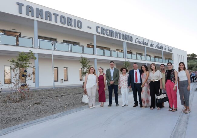 Foto grupo en Fachada tanatorio crematorio