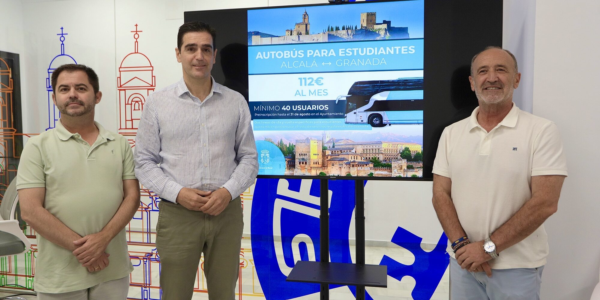 Presentación bus estudiantes Granada Marino, Jesus y Baldomero de pie