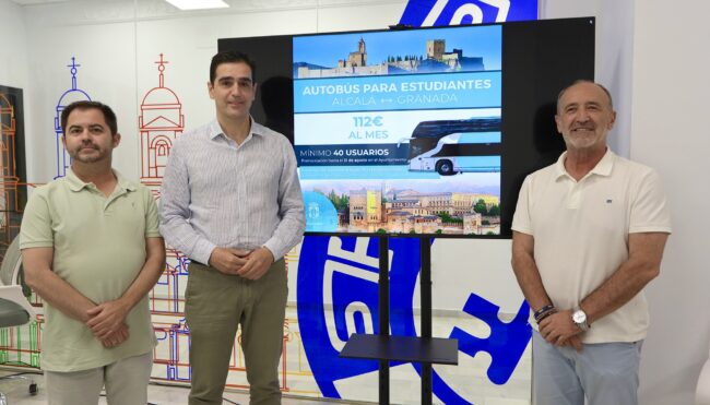 Presentación bus estudiantes Granada Marino, Jesus y Baldomero de pie