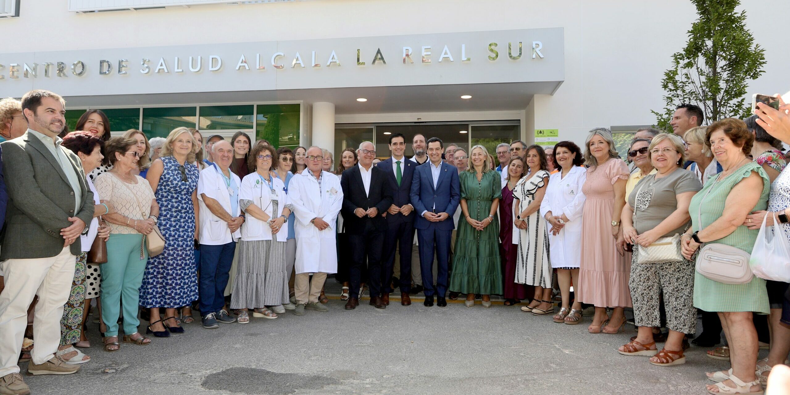 presidente Juanma Moreno inauguración nuevo centro de salud foto de familia en fachada