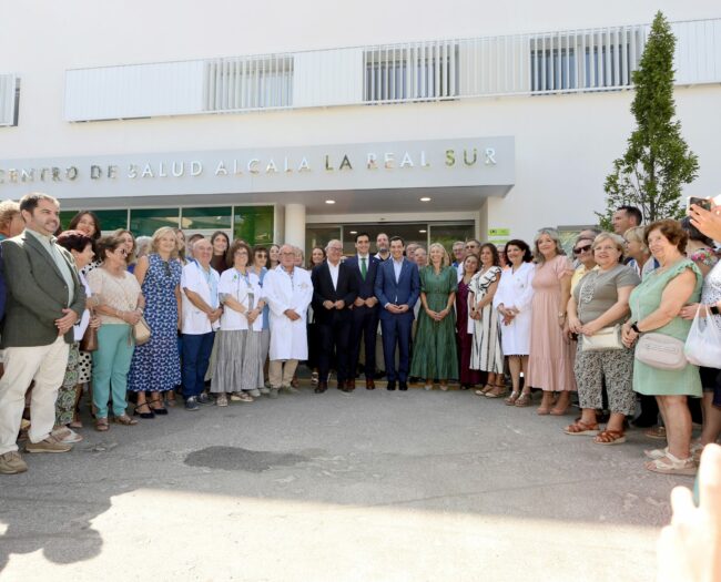 presidente Juanma Moreno inauguración nuevo centro de salud foto de familia en fachada