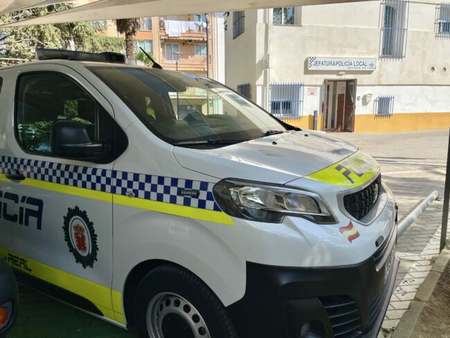 Fachada de Policía con coche